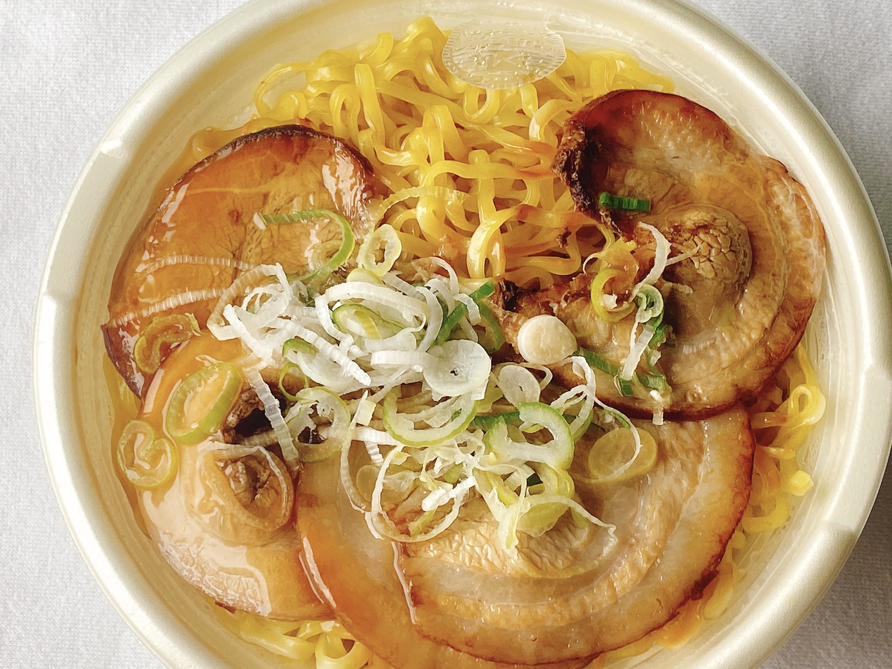 ウマすぎて毎日食べたい。セブンの「お肉マシマシ麺」チャーシュー多