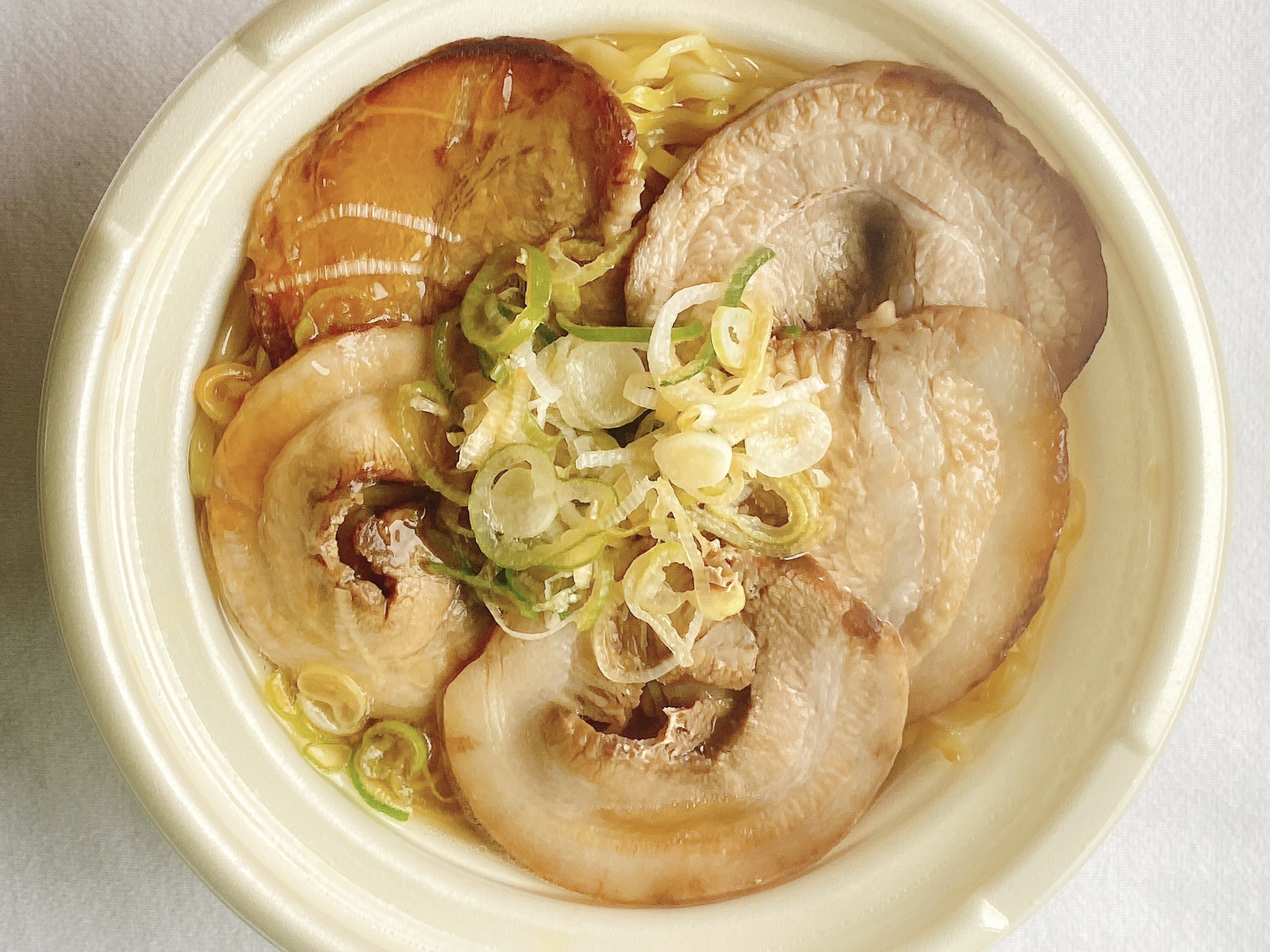 ウマすぎて毎日食べたい。セブンの「お肉マシマシ麺」チャーシュー多