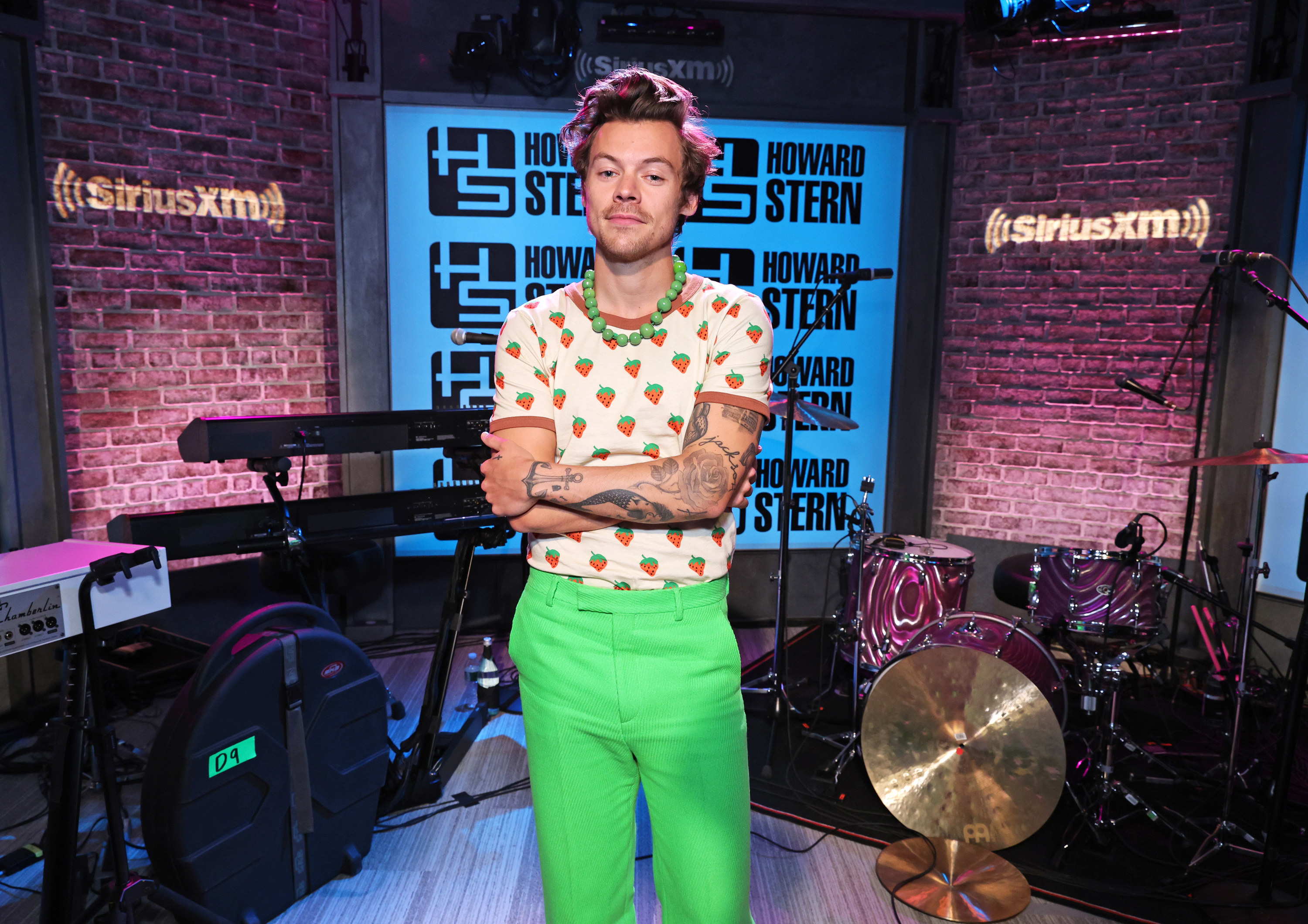 Harry posing at the SiriusXM stage