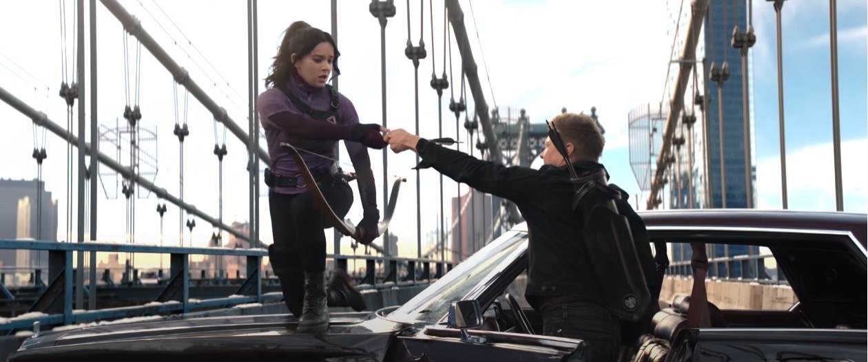 Hawkeye handing Kate Bishop an arrow