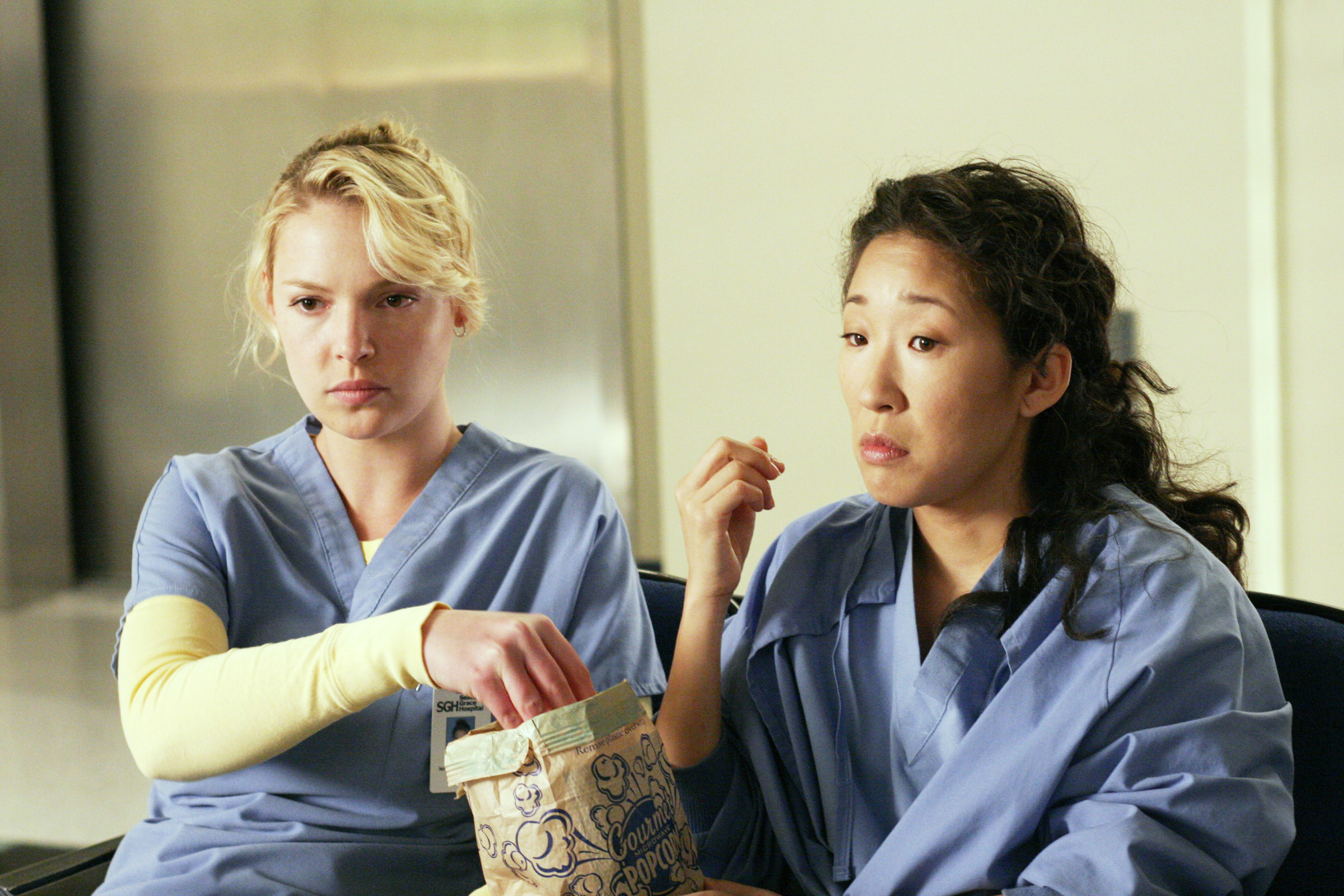 Cristina eats popcorn with another doctor