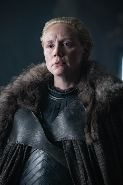 Gwendoline with short straw colored hair like her character