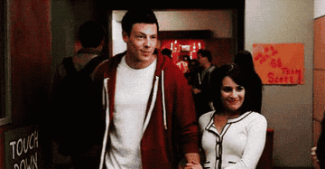 芬恩和瑞秋的拳头撞在“Glee"