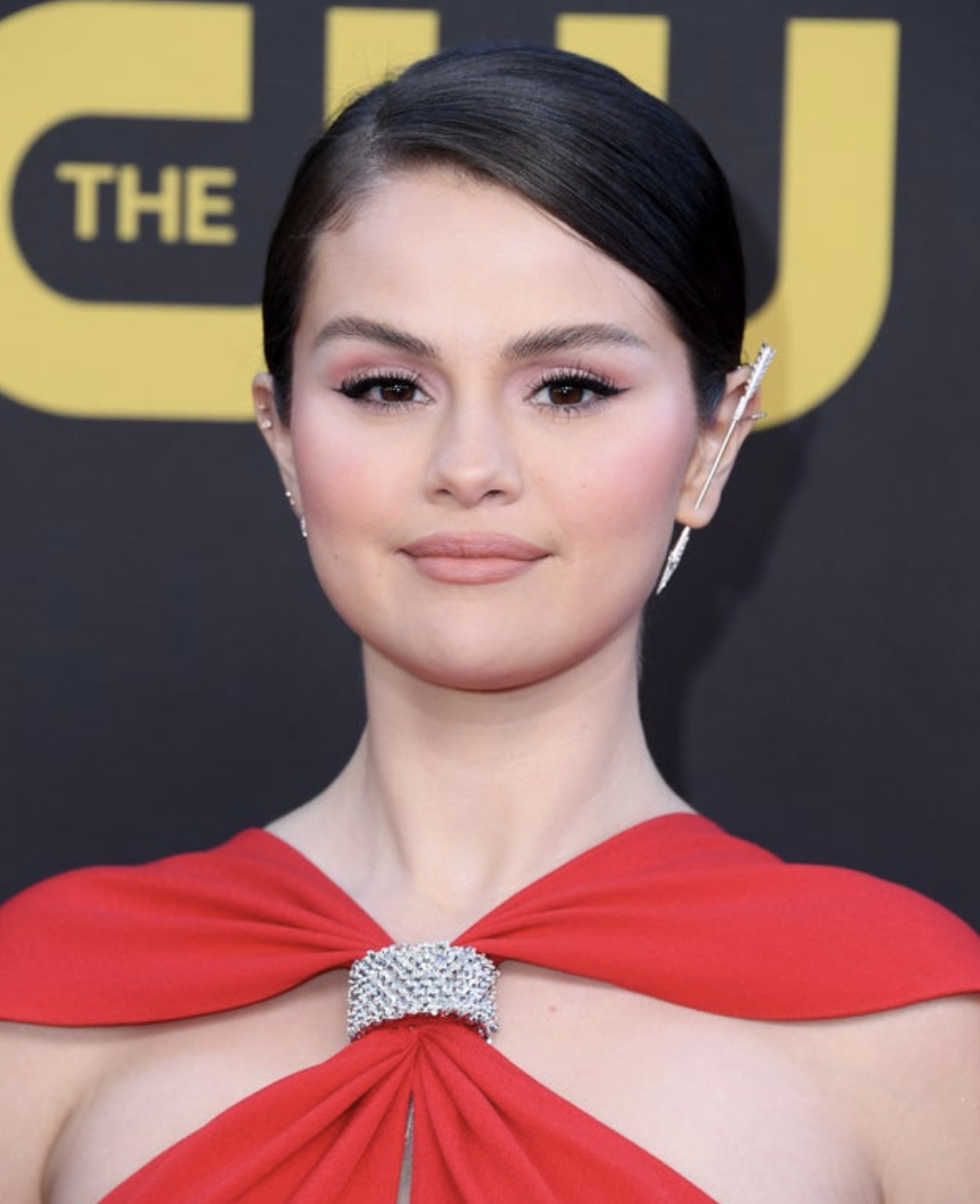 Selena Gomez en un vestido rojo para una red carpet