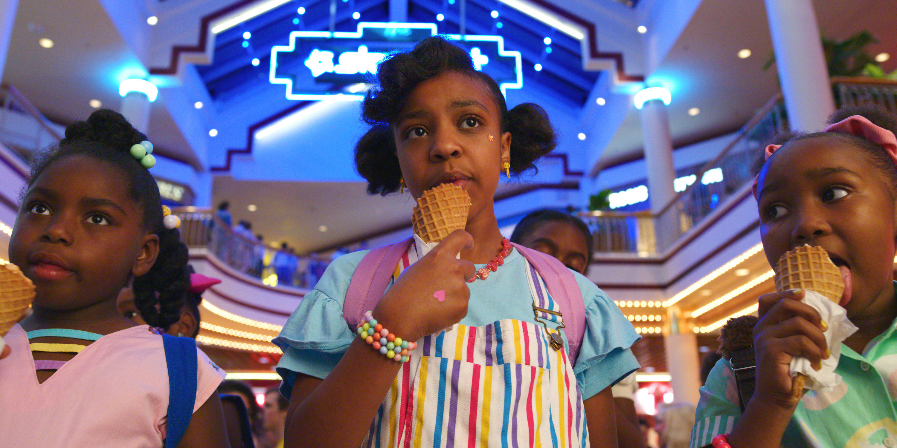 Priah与其他孩子吃冰淇凌