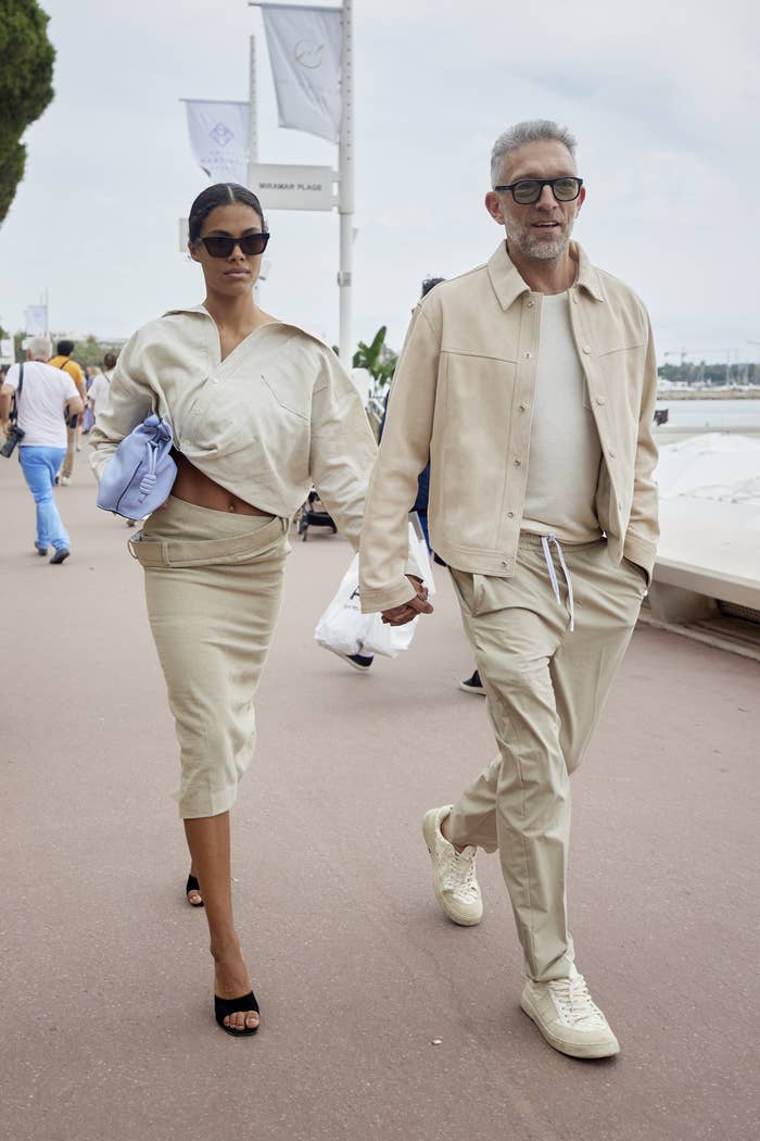 Signs A Couple Is Faking A Relationship