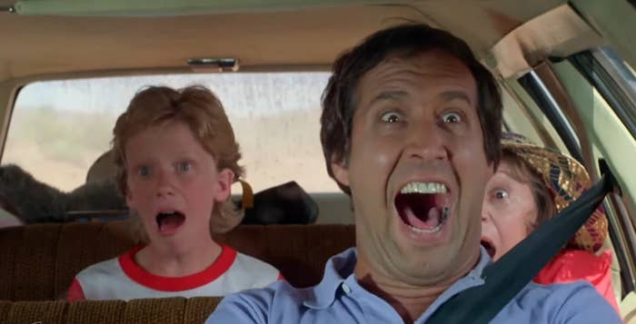 Rusty, Clark dhe halla Edna duke bërtitur në makinën e tyre në "National Lampoon's Vacation";