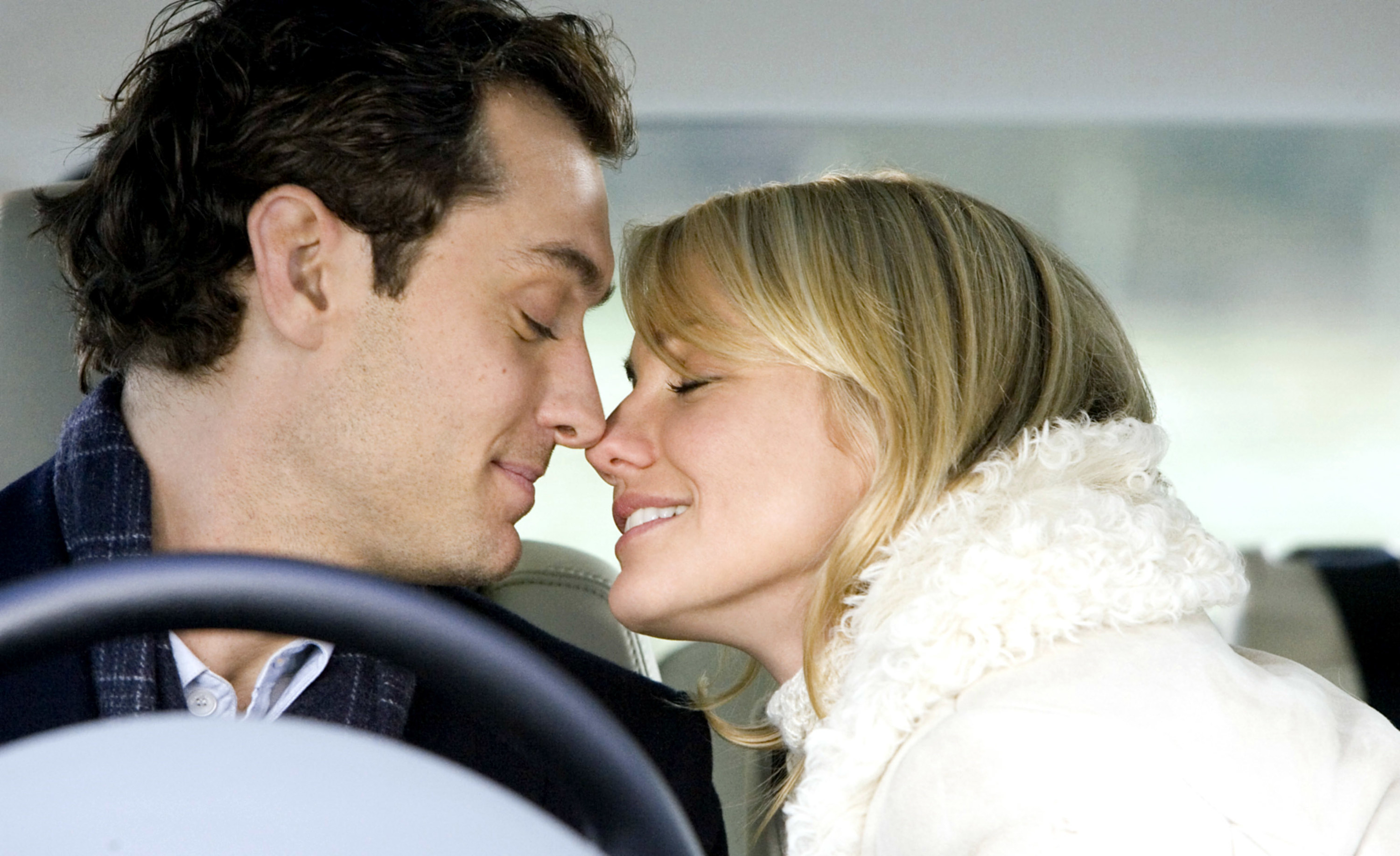 A close up of Jude Law and Cameron Diaz as they&#x27;re about to kiss