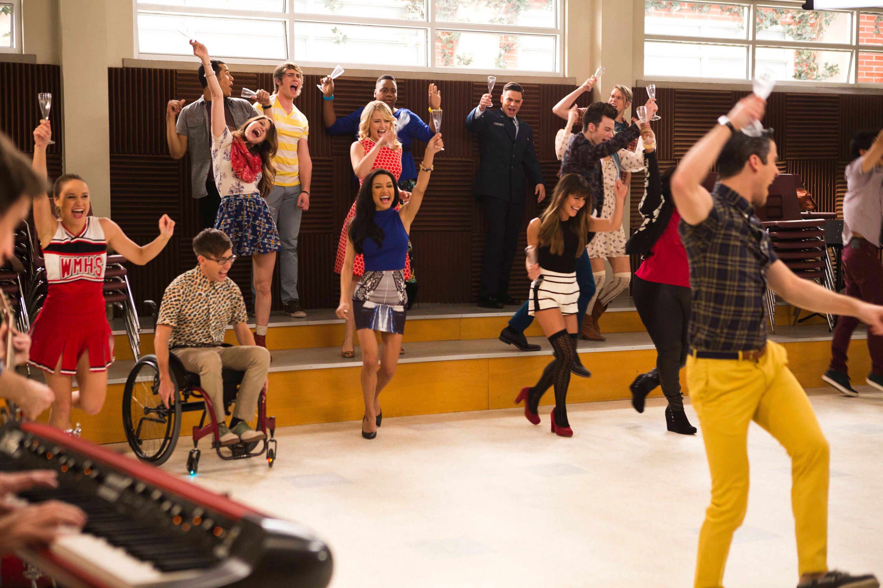 Quinn, Brittany, Santana, Kurt, Mercedes, and Artie in the Glee room
