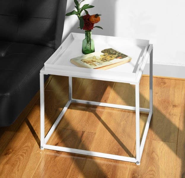 Mesa auxiliar minimalista en color blanco