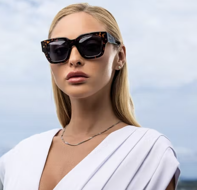 model wearing the new yorker sunglasses in chestnut brown tort