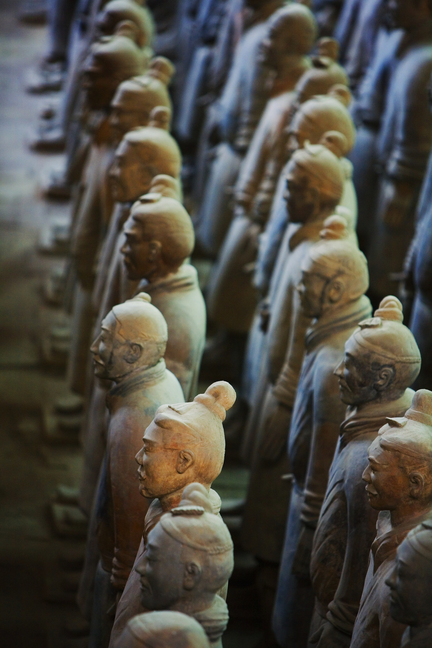 Statues of terracotta warriors in rows