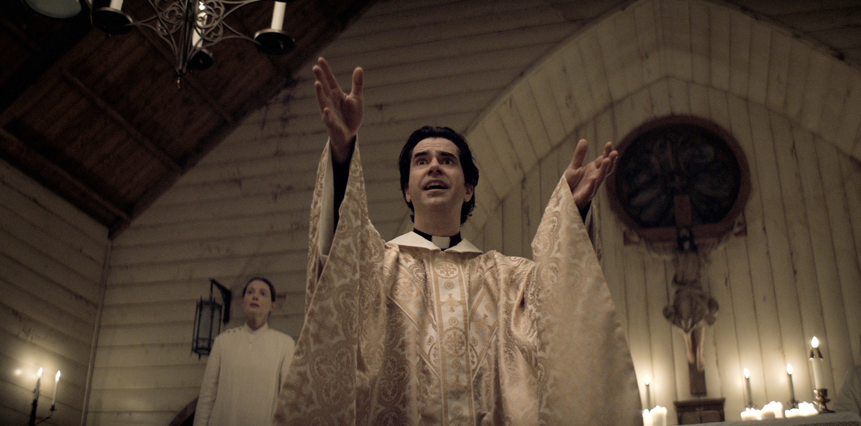 Hamish Linklater in &quot;Midnight Mass&quot;