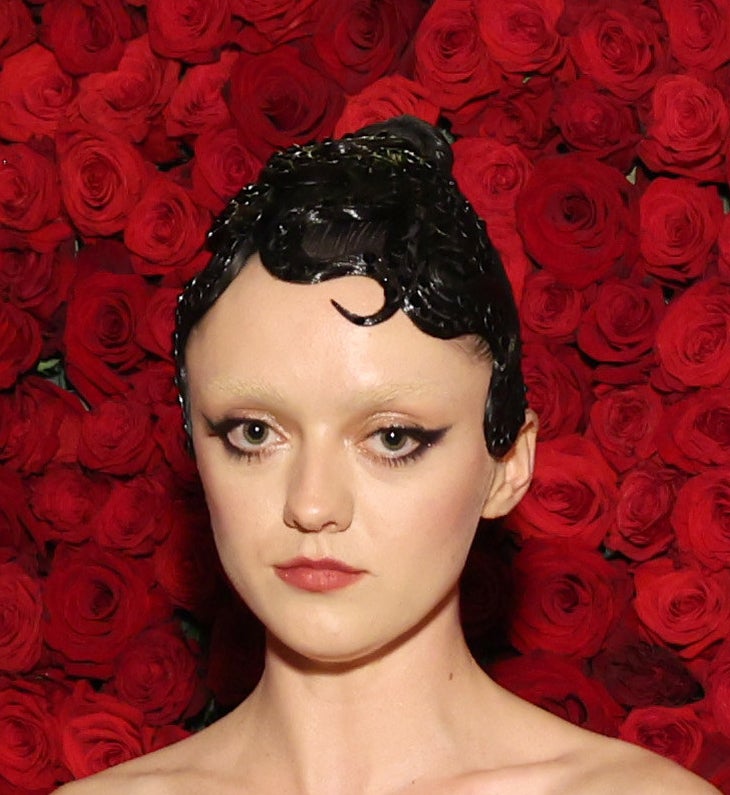 Maisie Williams wearing a cap in the style of 1920s hair and winged eye liner