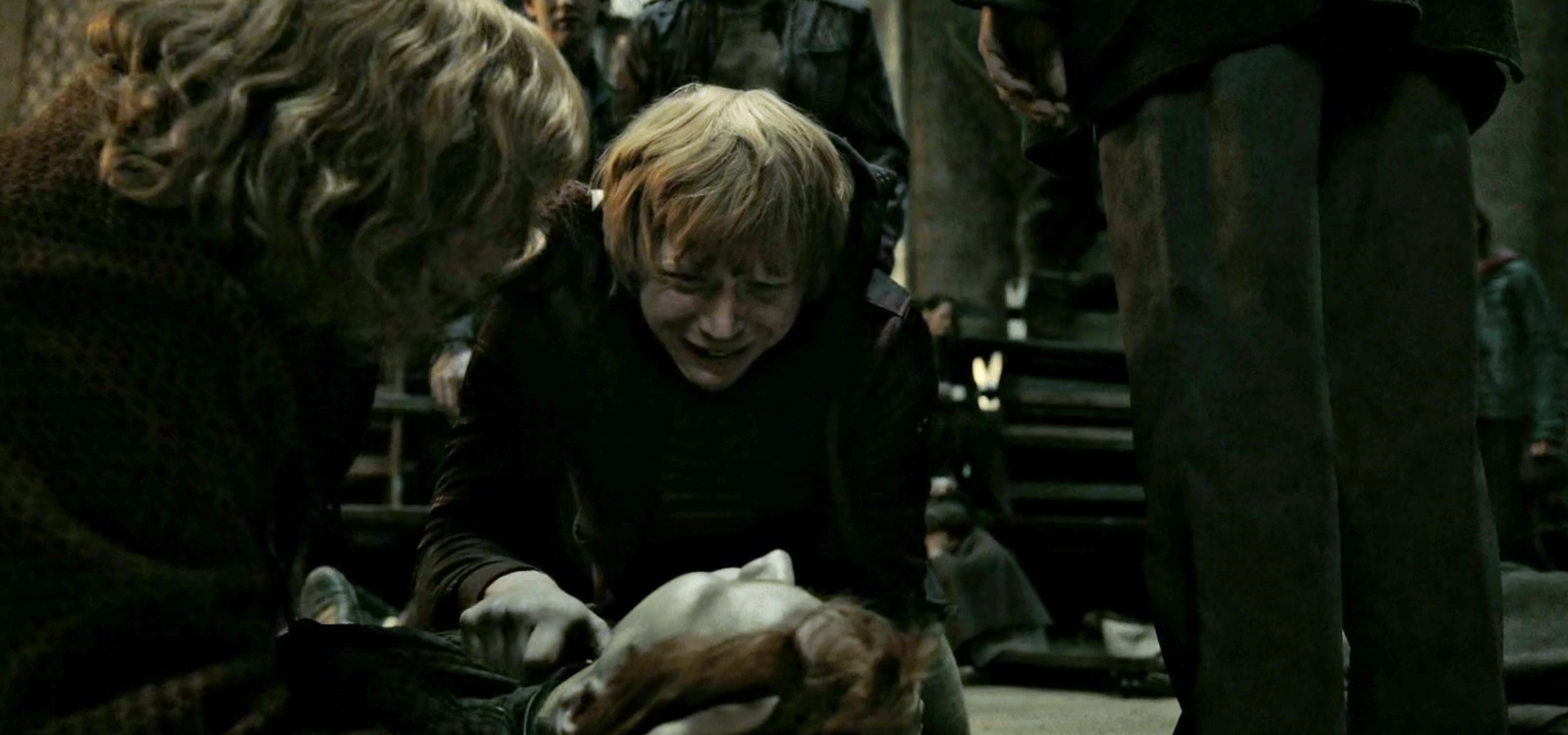 Ron cradling Fred&#x27;s body in Harry Potter and the Deathly Hallows Part II
