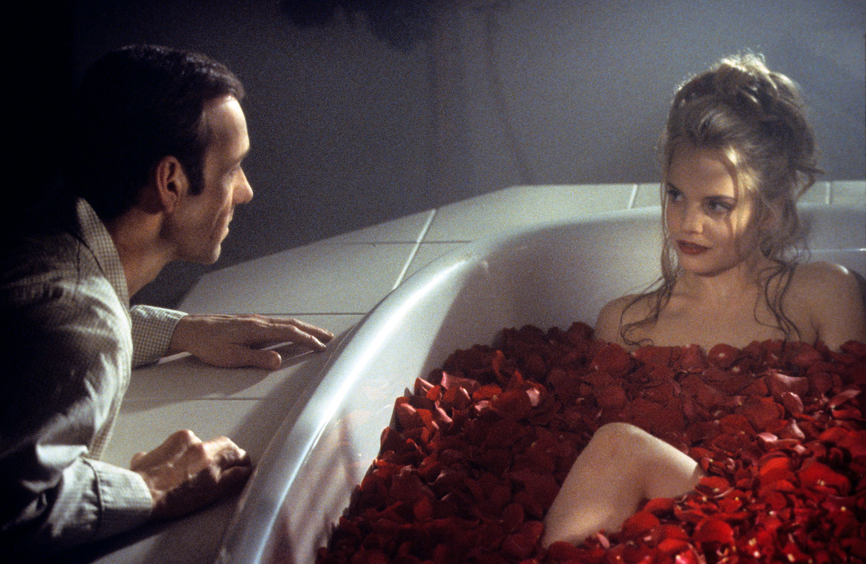 Kevin Spacey with Mena Suvari in a tub of roses in the film