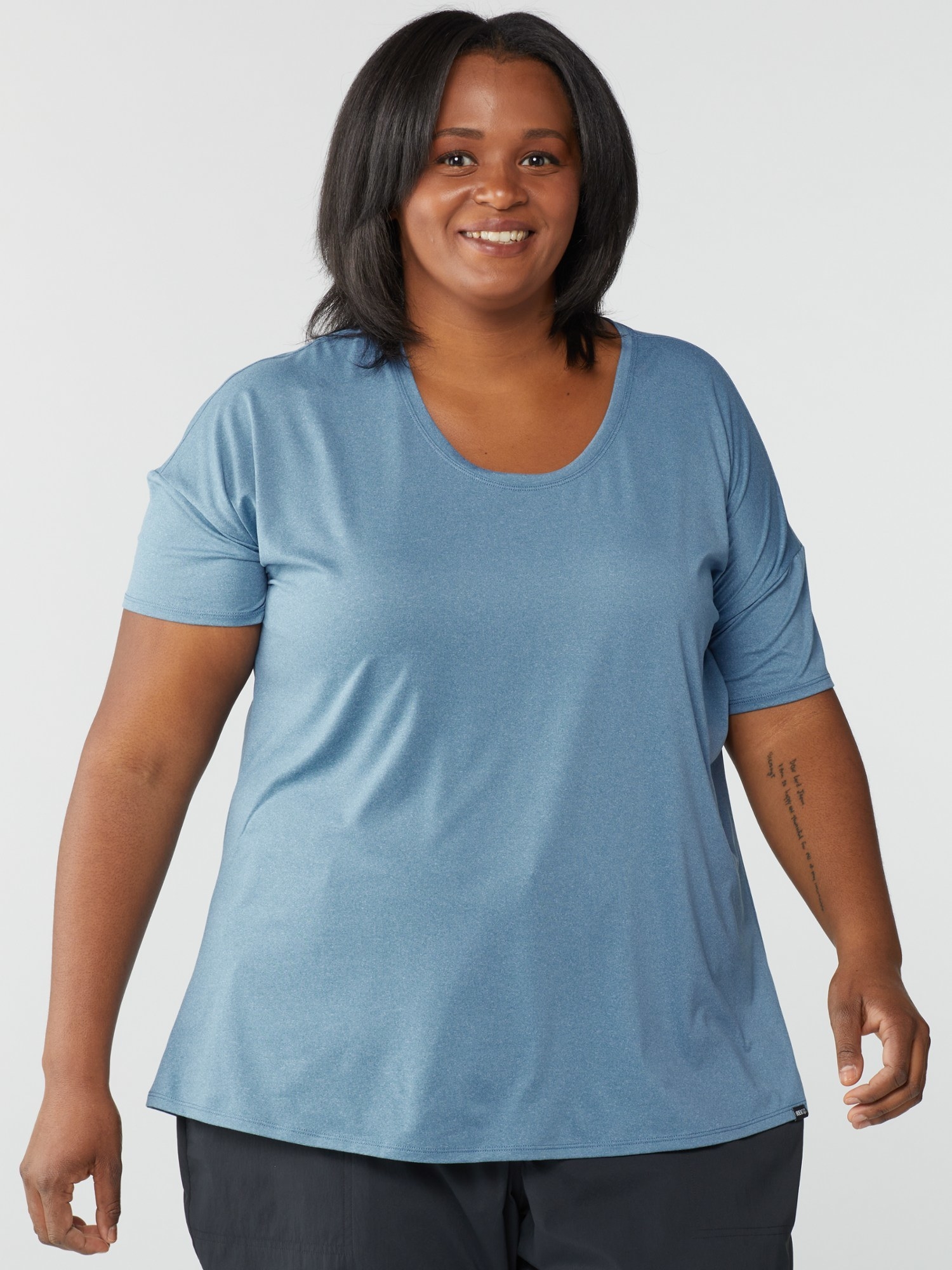 model in a blue t-shirt