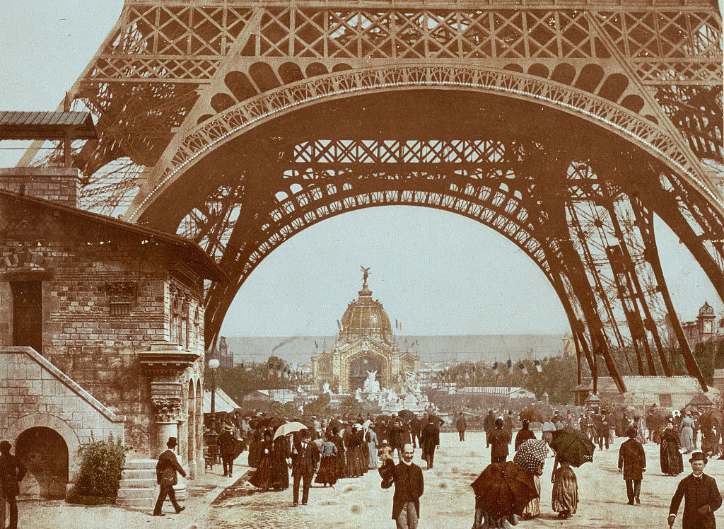 行人走在埃菲尔铁塔下,1880年代