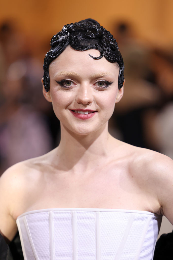 A closeup of Maisie Williams with a &#x27;20s-style headpiece