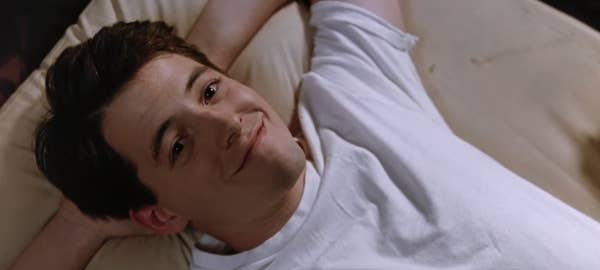 Ferris Bueller i shtrirë në shtratin e tij në "Ditën e Pushimit të Ferris Bueller";