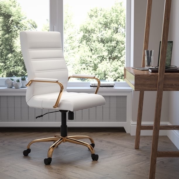 The desk chair in the color White LeatherSoft/Gold Frame