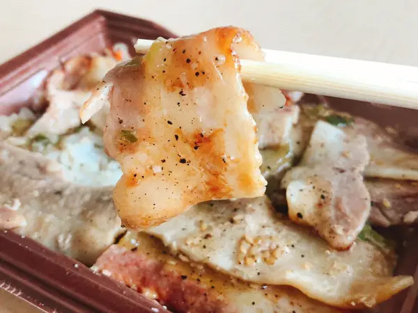 LAWSON(ローソン)のおすすめのフード「ねぎ塩豚カルビ弁当(もち麦入りご飯)」