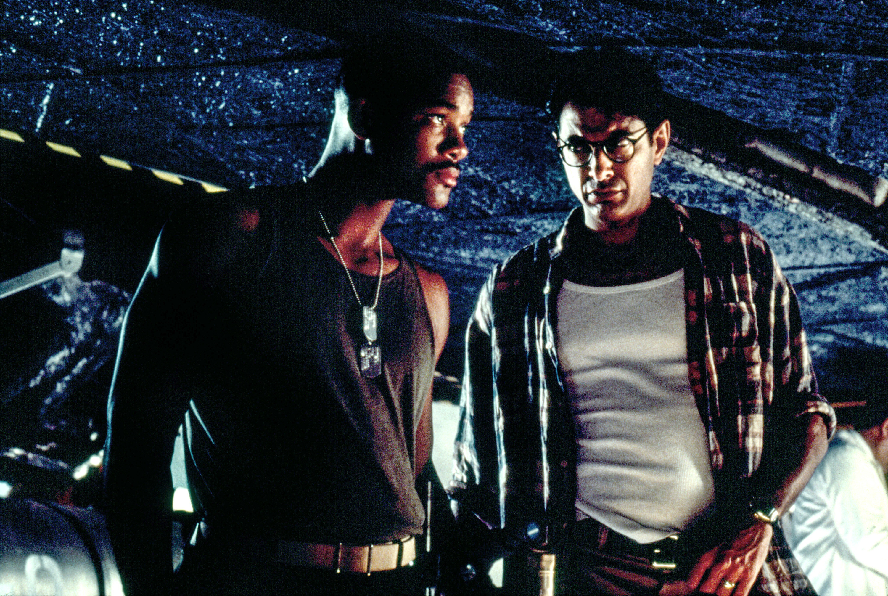 Will Smith and Jeff Goldblum stand near a plane