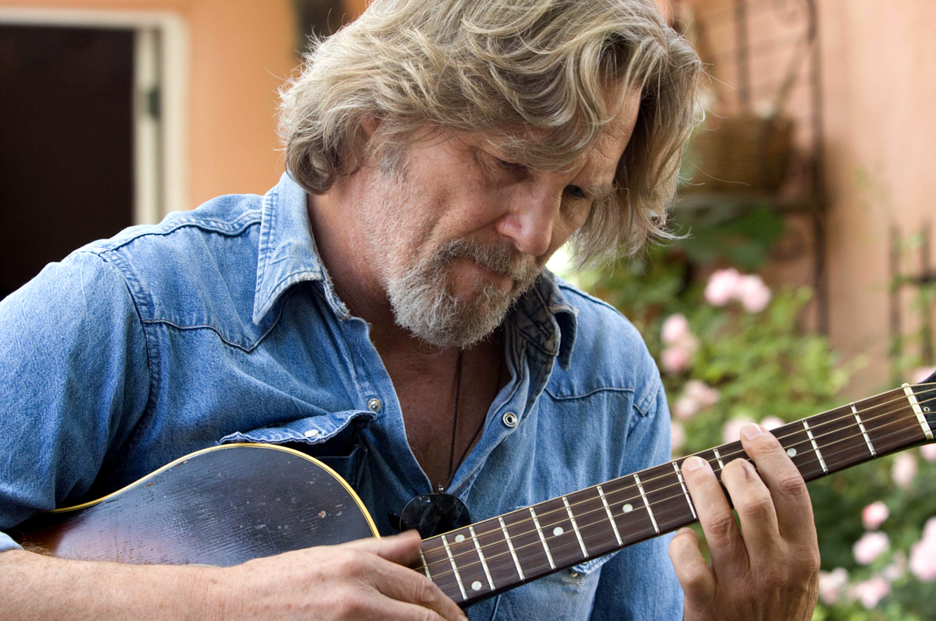 Jeff Bridges plays the guitar