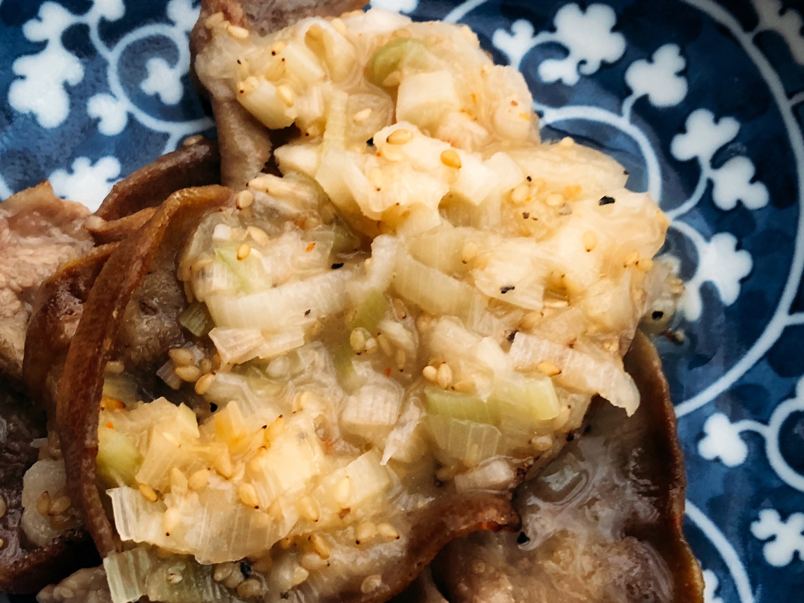 セブン-イレブンのオススメのおつまみ「7プレミアム ねぎ塩豚タン」