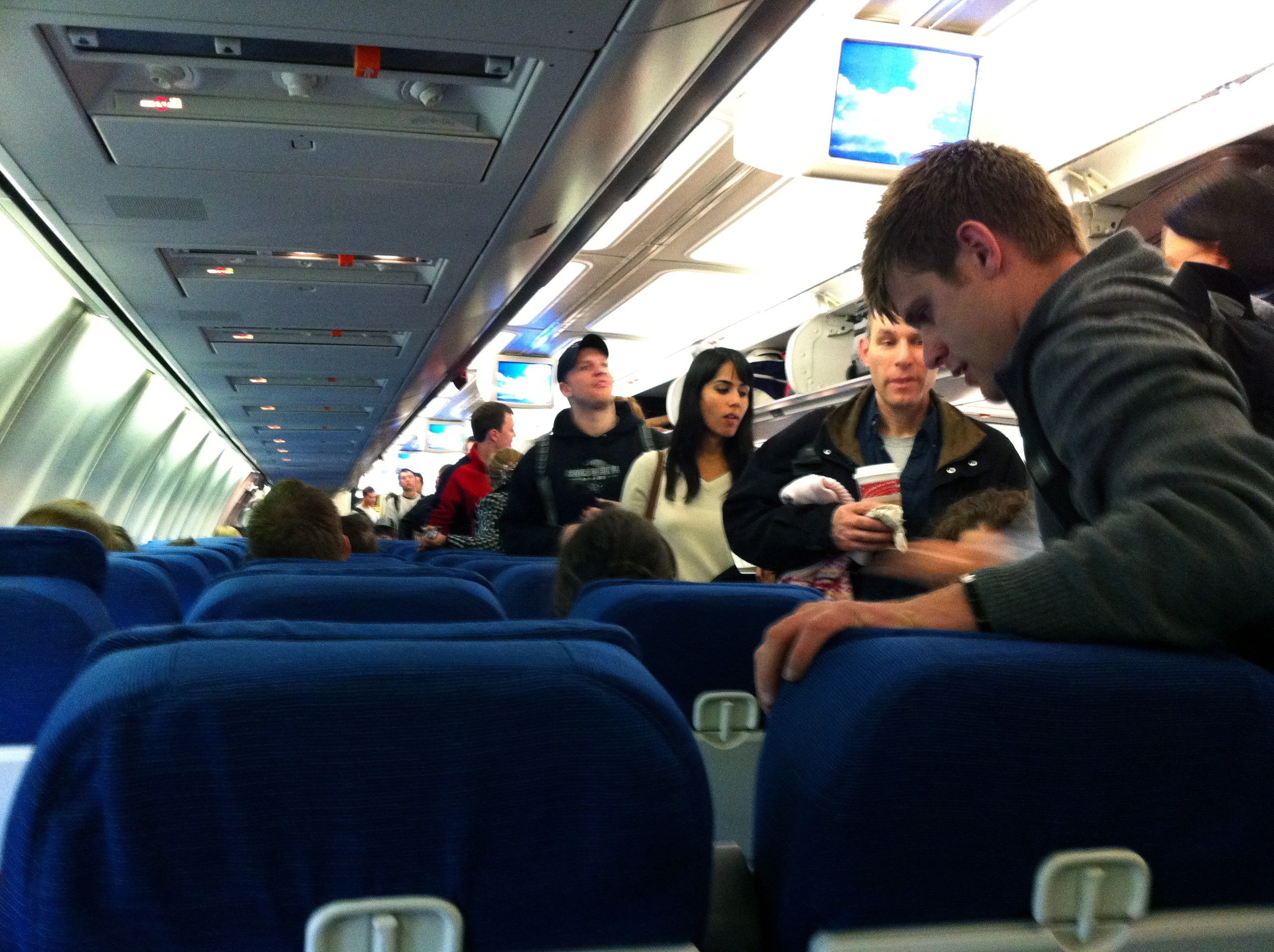 Пассажир или пасажир. Салон самолета с людьми. Откидывать кресло в самолете. Кресла пассажиров в самолете. Пассажир самолета с телефоном.