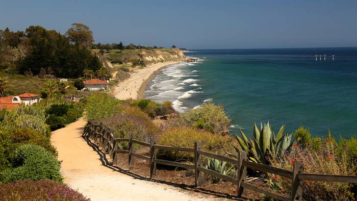 A pathway towards the ocean.