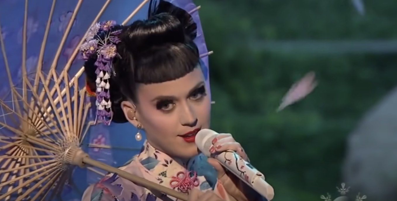 Katy singing in a geisha costume