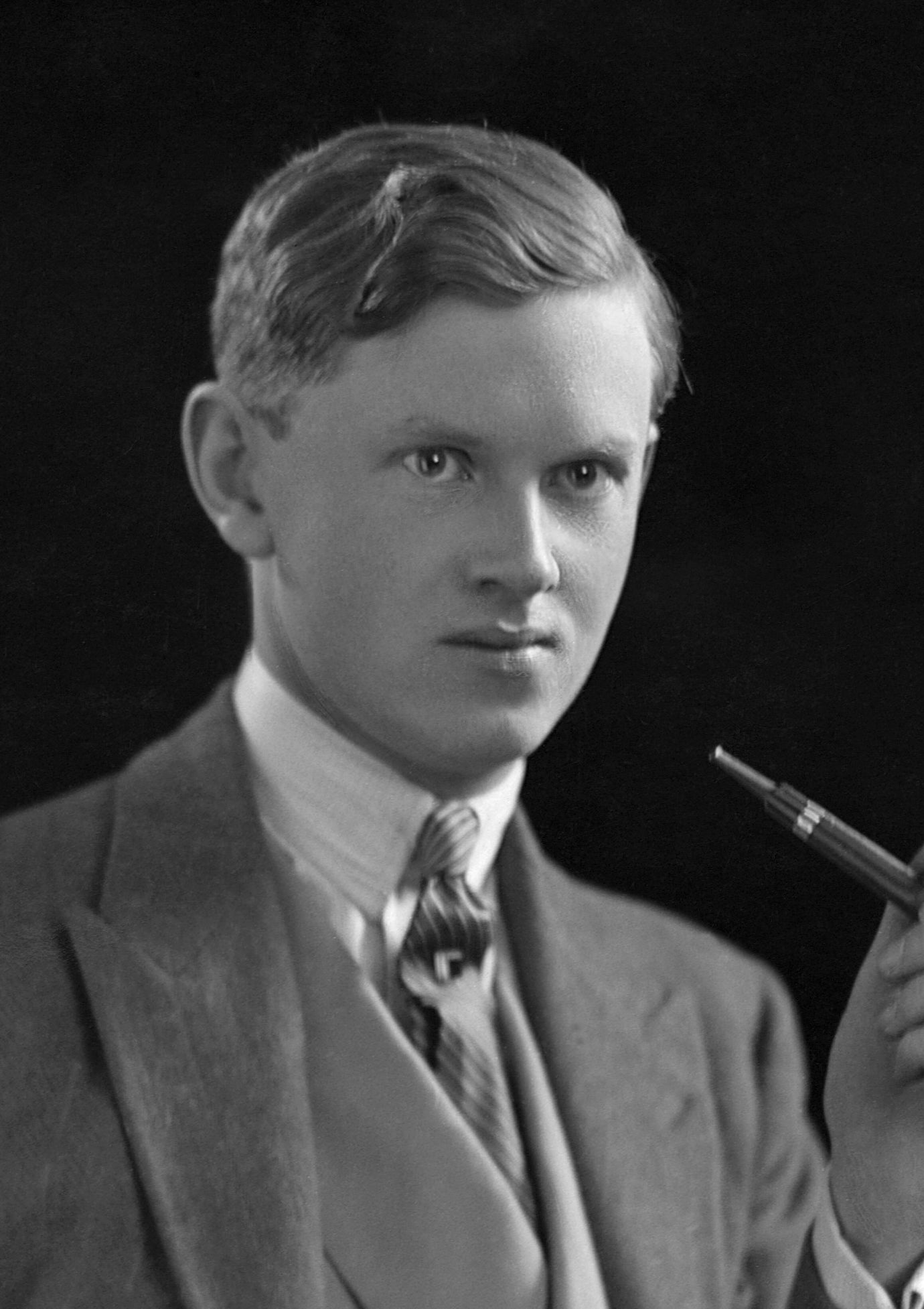male novelist evelyn waugh is shown