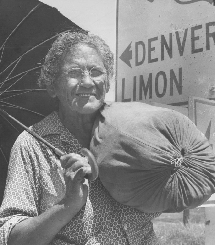 emma gatewood holding an umbrella for the sun and a cloth sack of her belongings