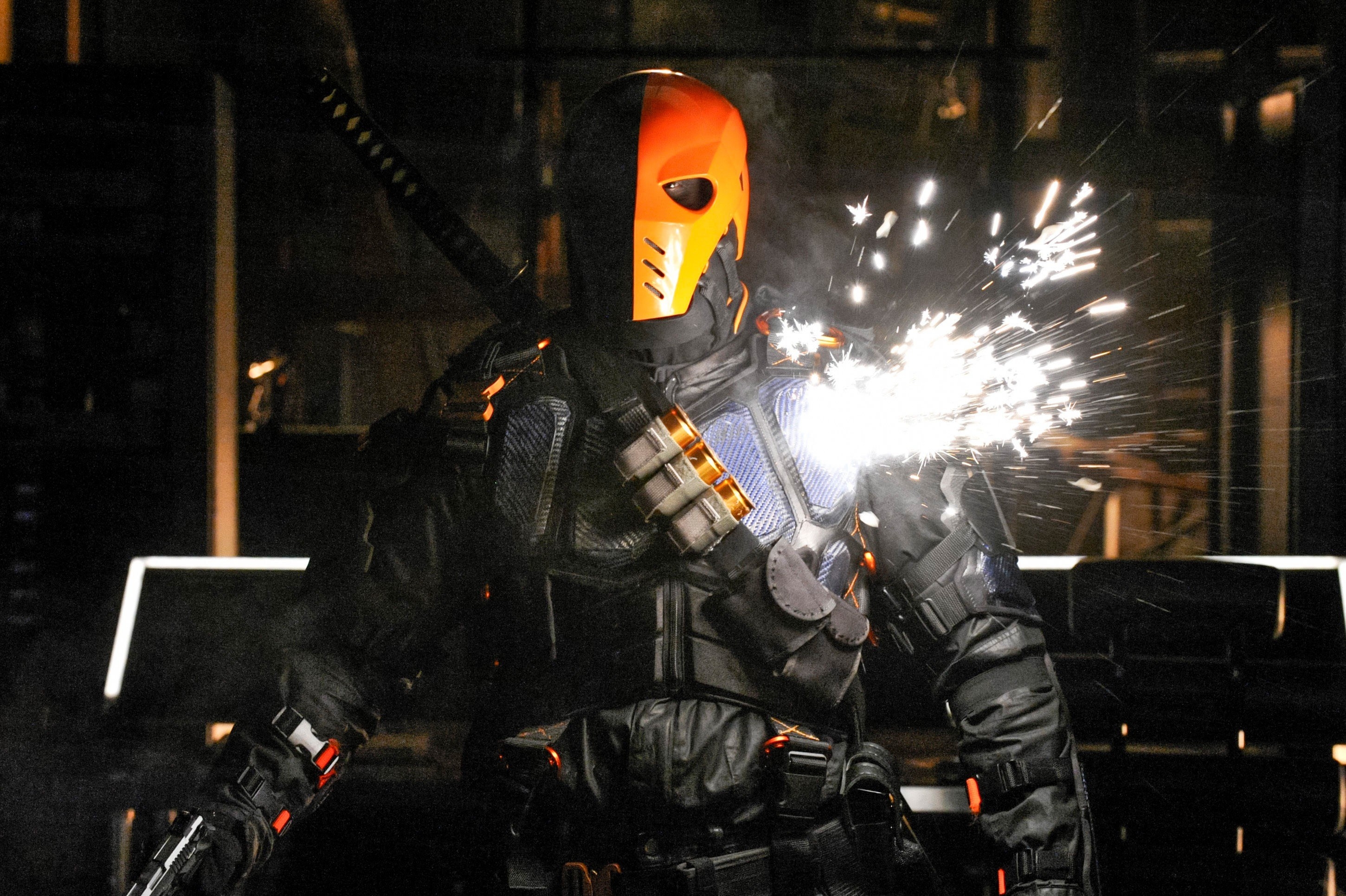 Deathstroke wearing a mask and weapons