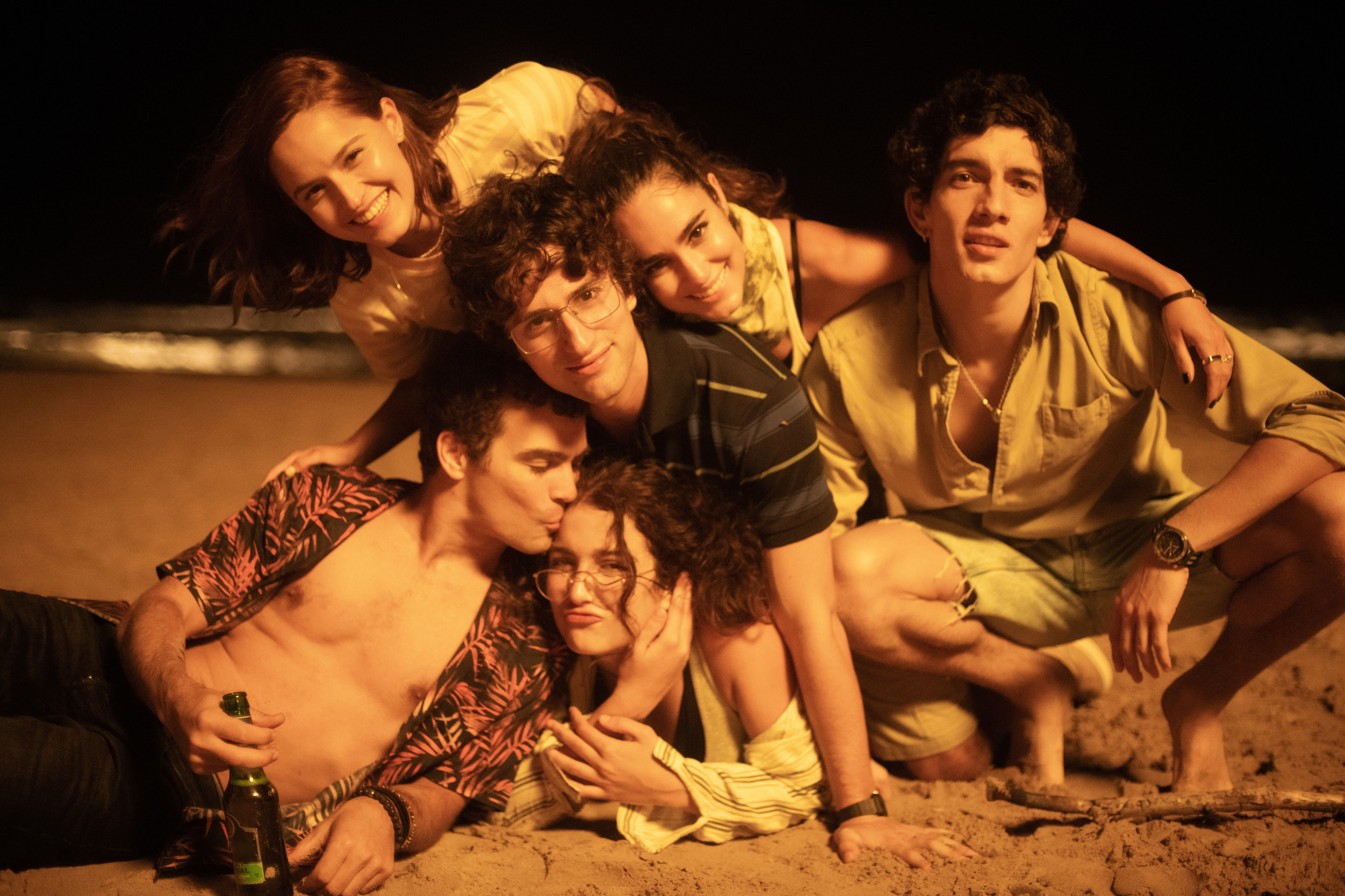 Alicia Jaziz, Jack Duarte, Miranda de la Serna, Dario Yazbek Bernal, Alicia Sanz and Jorge López on a beach