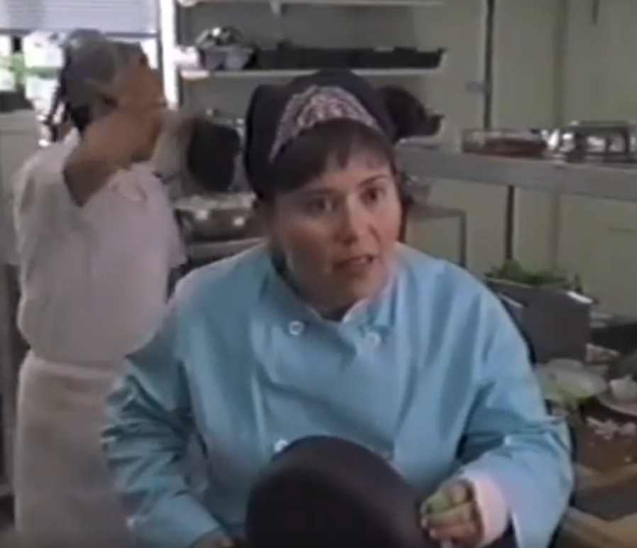 Alex Borstein stands in a kitchen as she plays Sookie St. James in the original &quot;Gilmore Girls&quot; pilot