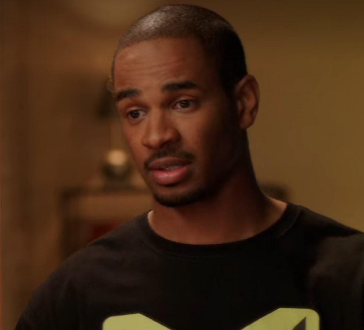 Damon Wayans Jr. as Coach talks to Jess about shopping in the &quot;New Girl&quot; pilot