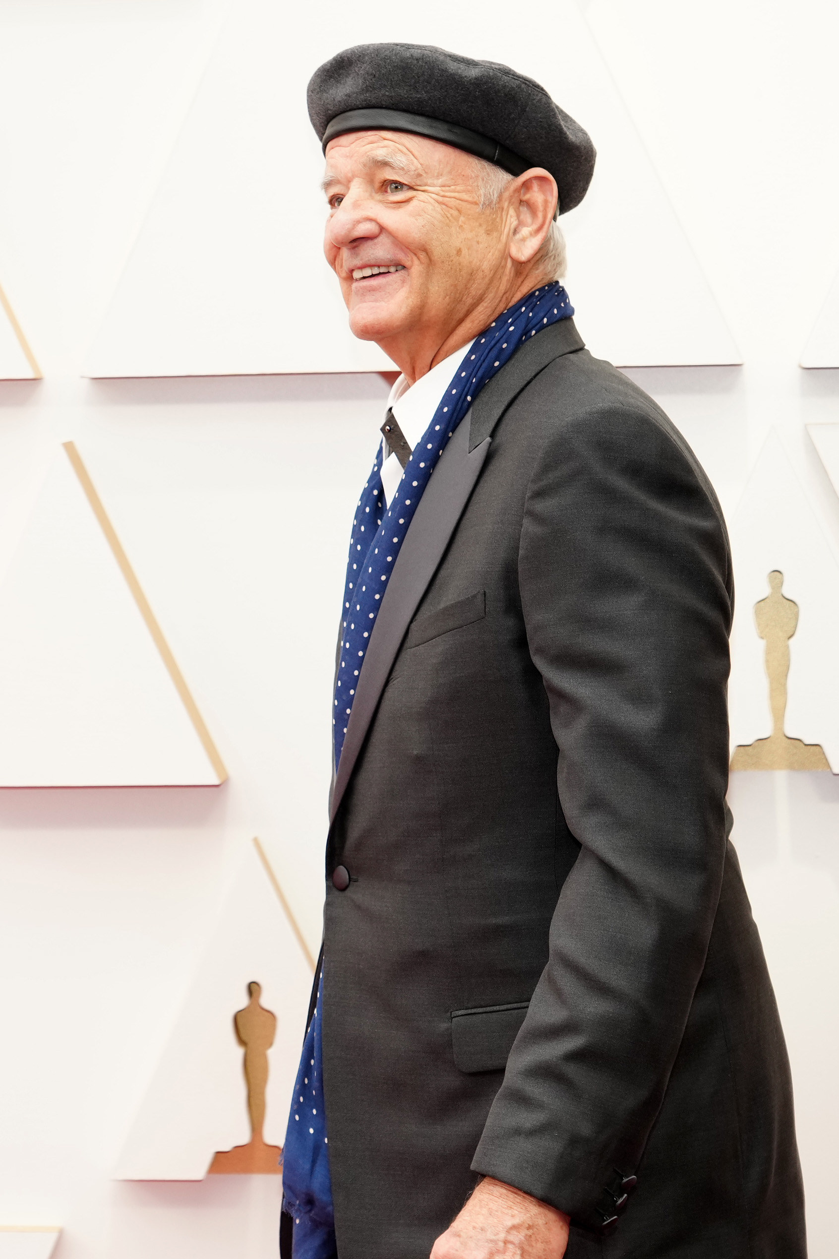 Bill Murray walks the Oscars red carpet in a beret wearing a suit