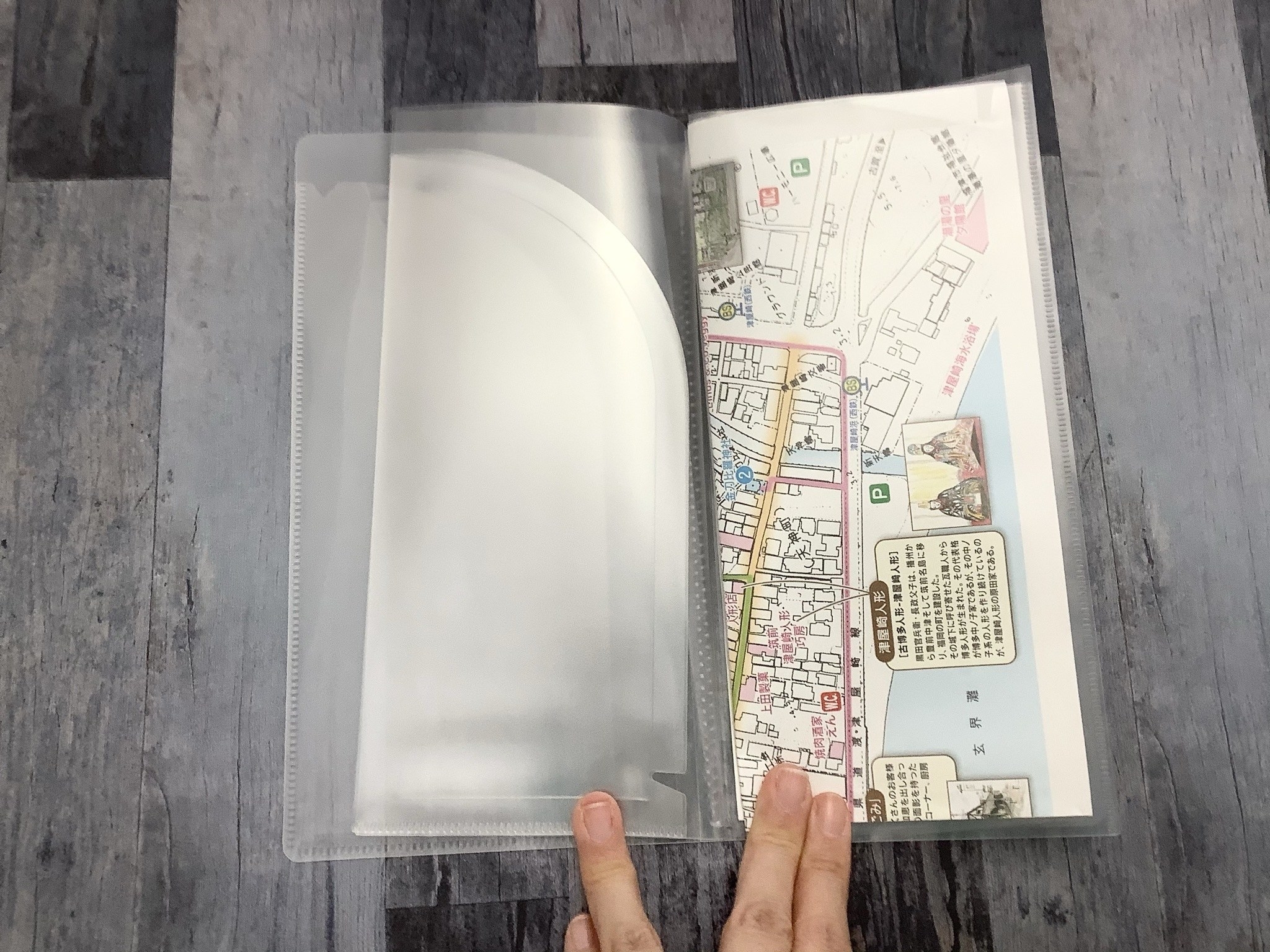 無印良品のオススメのお出かけグッズ「三ツ折りが簡単に作れるスリムチケットホルダー」