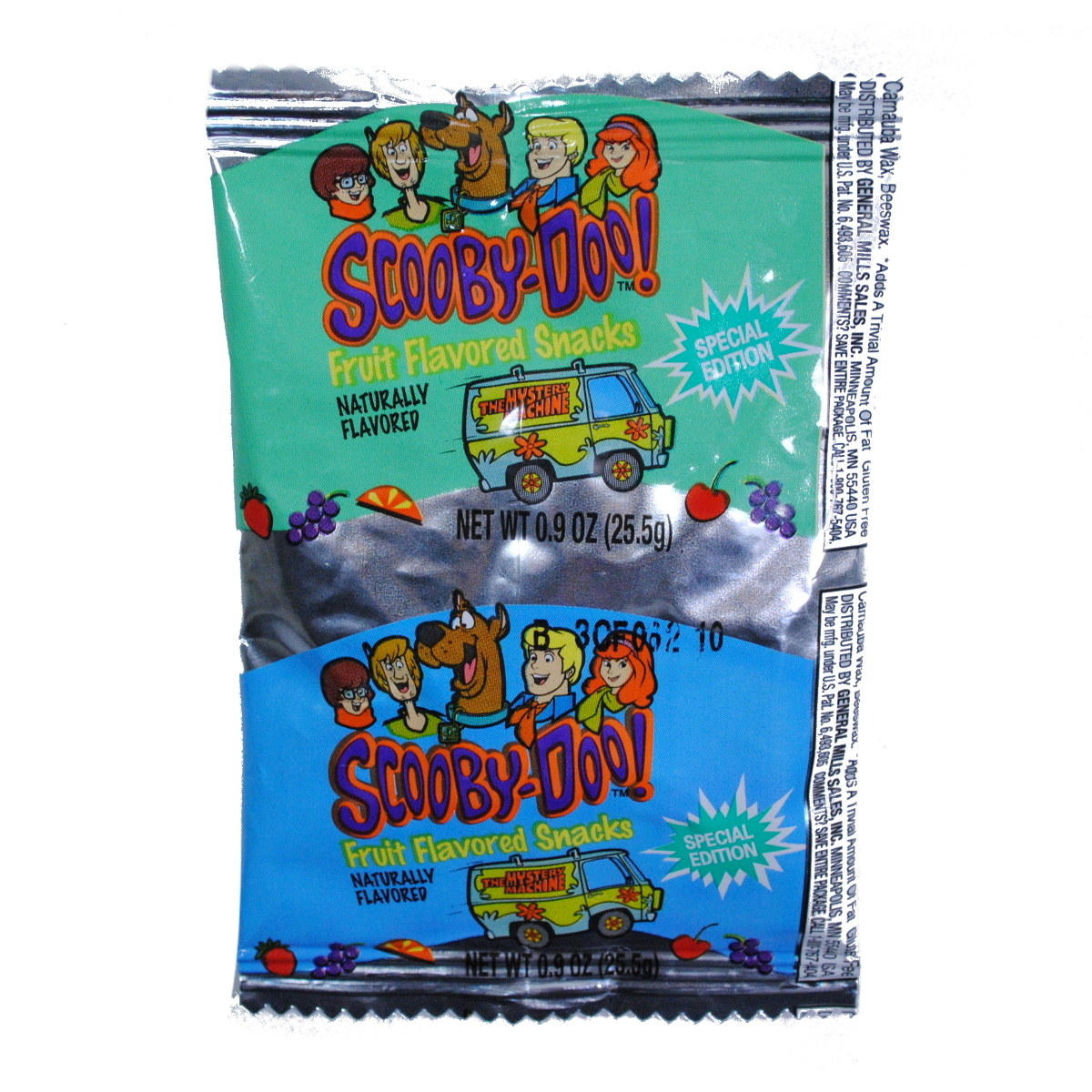 aluminum-plastic bag of scooby doo fruit snacks, with the scooby doo gang on it