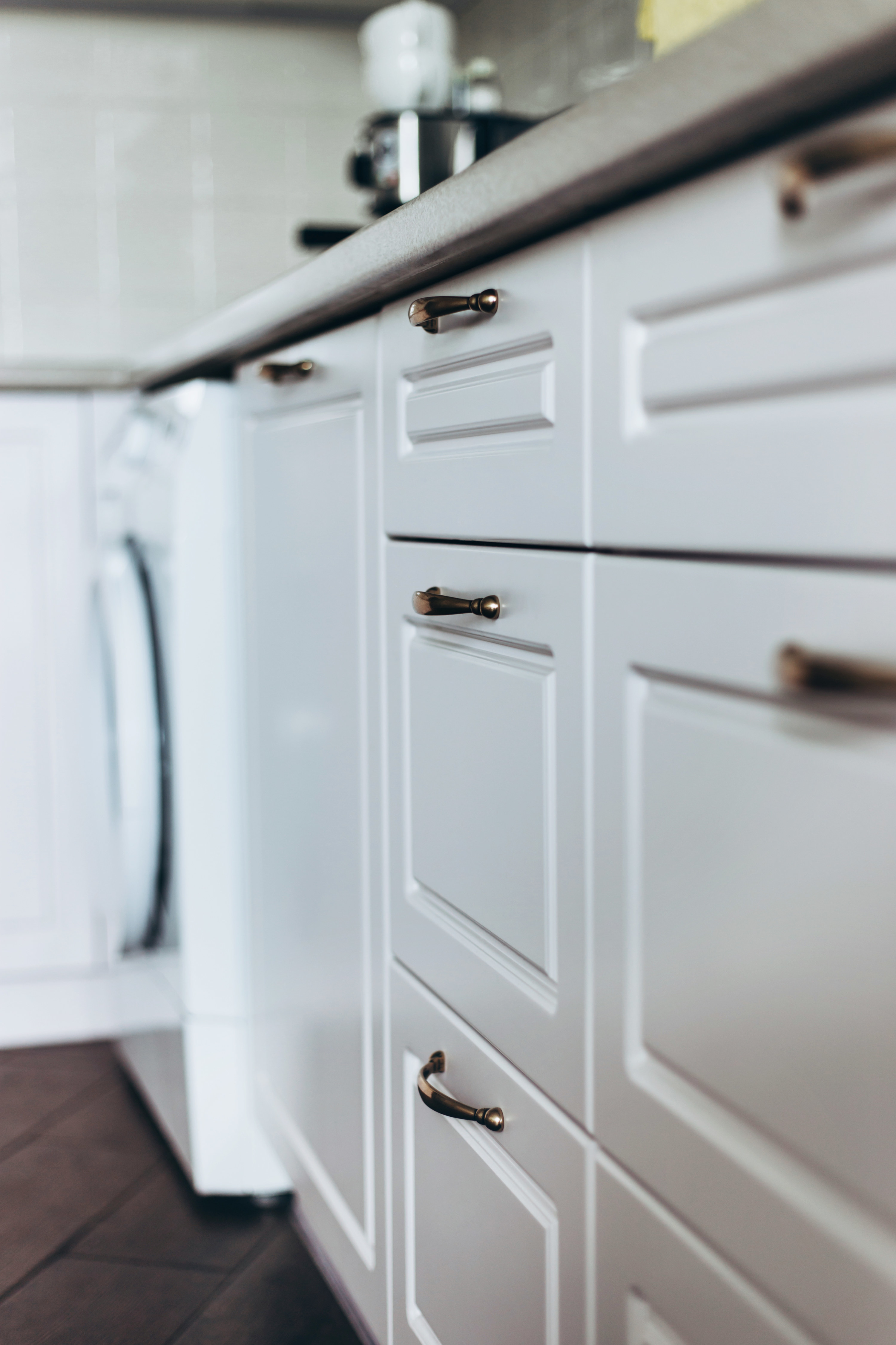 Brass cabinet pulls in a kitchen