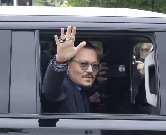 Johnny Depp en una camioneta saludando