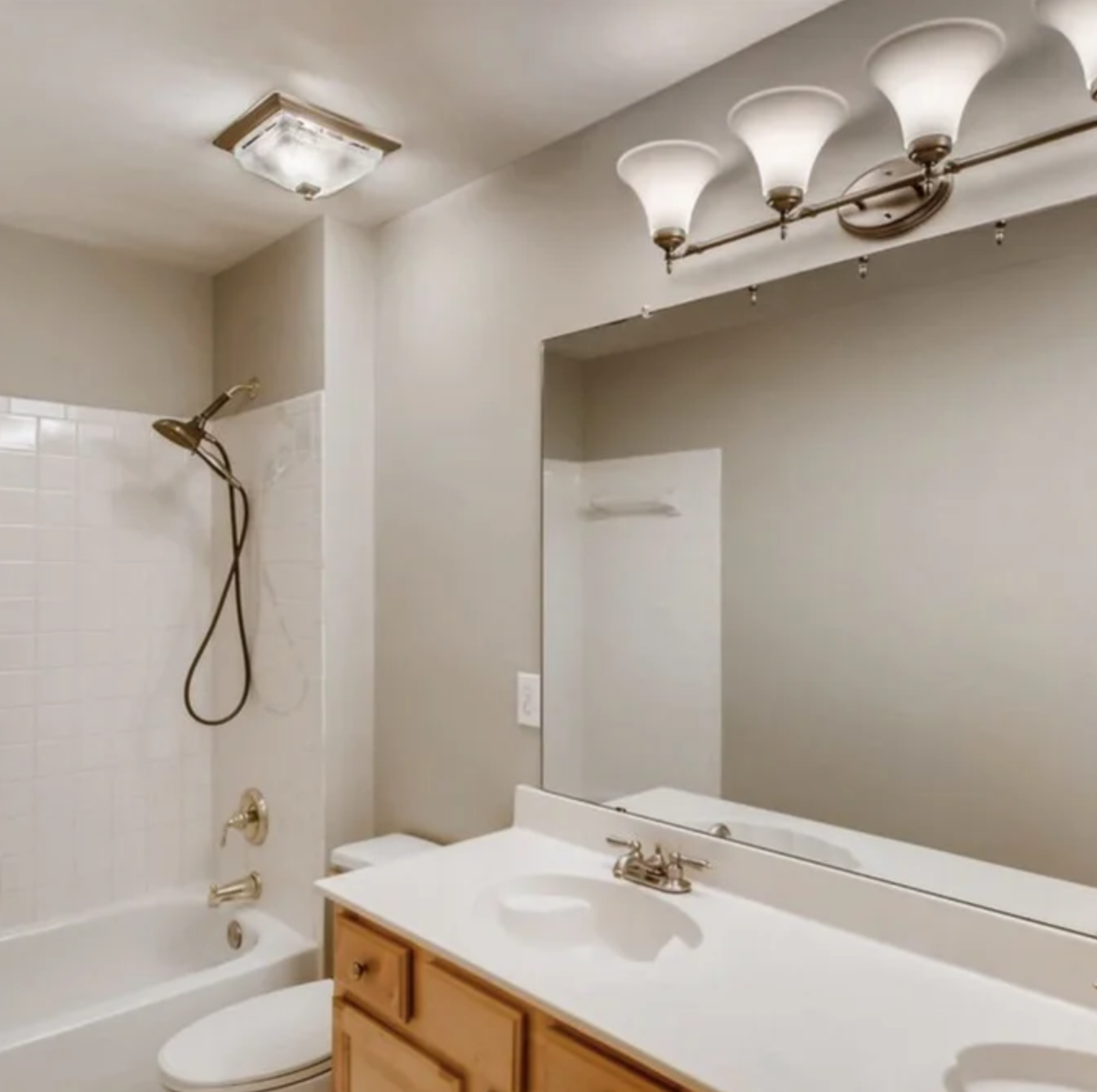 the bathroom light fan on a ceiling