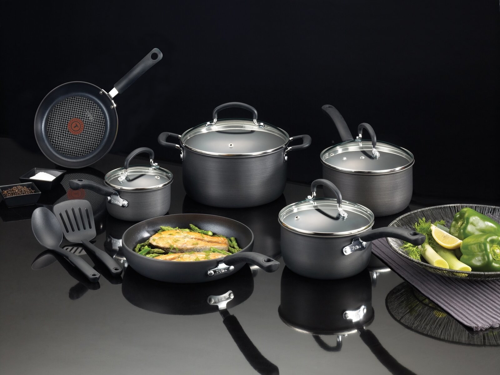 the black and silver 12-piece cookware set