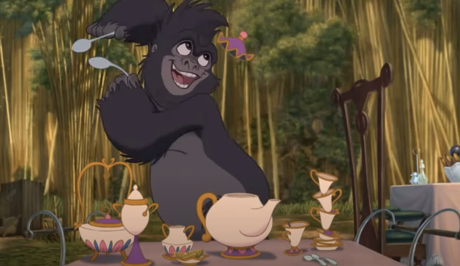 一个人猿在餐桌前喝茶跳舞