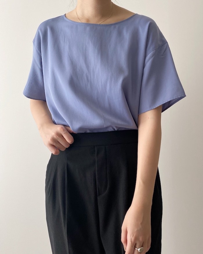 UNIQLO（ユニクロ）のレディースファッション「シャイニーTブラウス（半袖）」楽ちん細見えのオシャレでコーデしやすいかわいい一着