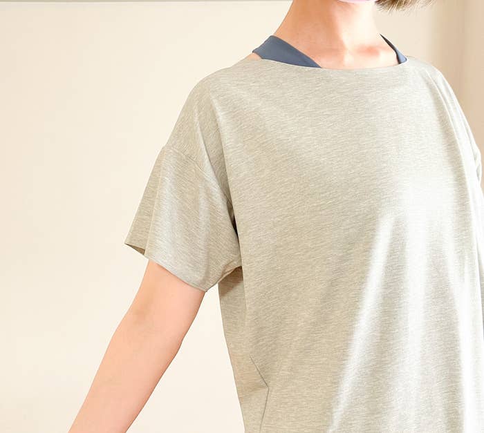 UNIQLO（ユニクロ）のオススメファッション「エアリズムシームレスボートネックロングT（半袖）」楽ちんでコーデもしやすい快適なTシャツ