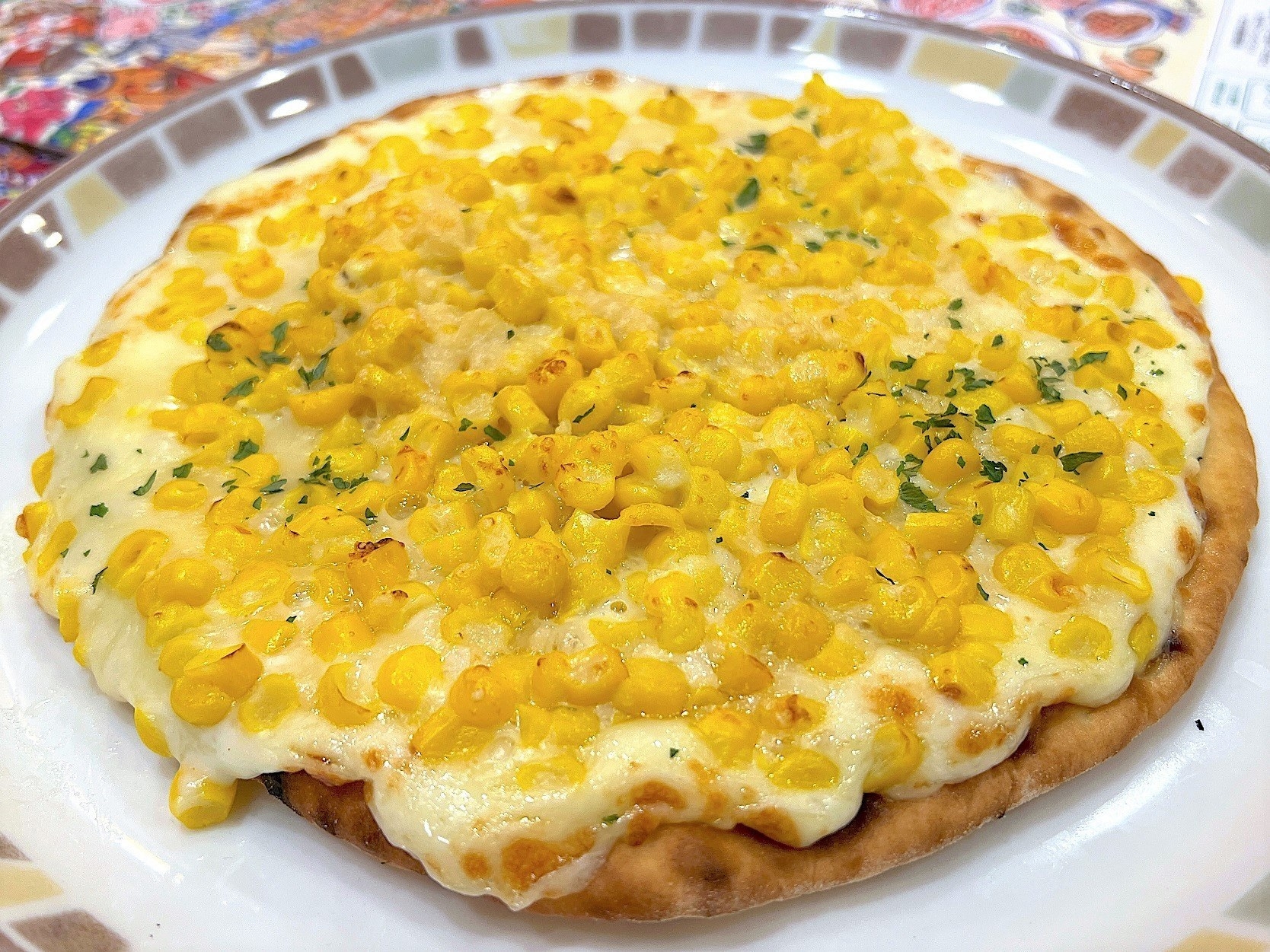 サイゼリヤで人気のメニュー「コーンたっぷりピザ・Wチーズ」チーズたっぷりでおすすめ