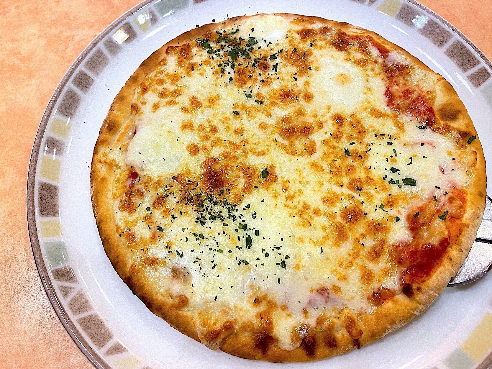 サイゼリヤで人気のメニュー「マルゲリータピザ・Wチーズ」チーズたっぷりでおすすめ